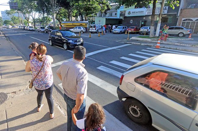 Velocidade dos carros aumentou na Garibaldi Campinhos, onde é grande circulação de pais e crianças