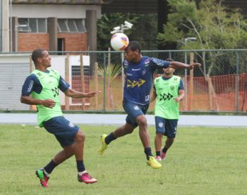 Ygor (13) treinou ontem no meio de campo titular na vaga de Marco GoianoFELIPE COURI/18-02-15