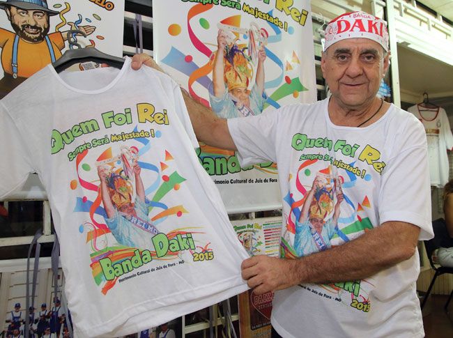 Zé Kodak mostra a camiseta do desfile de 2015