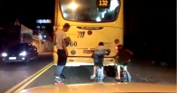 Agarrados ao ônibus, jovens seguiram do Parque Halfeld ao Bairro Santa Luzia