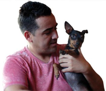 Após a separação dos pais, Barney passa temporadas na casa do pai, Júlio César, e também da mãe