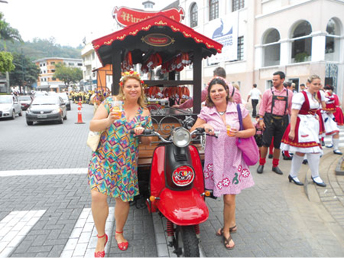 As professoras  Andréia e Regina Lúcia na Oktoberfest