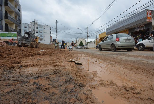 Barro prejudica trânsito de veículos e pedestres na Avenida Costa e Silva 
