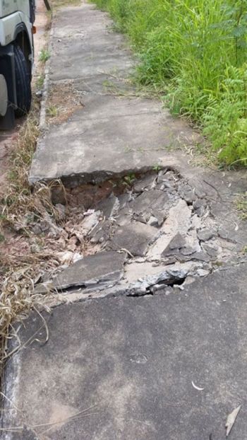 CELSO PEREIRA LARA Boca de lobo quebrada está danificando calçada na Rua Irene Baptista de Oliveira