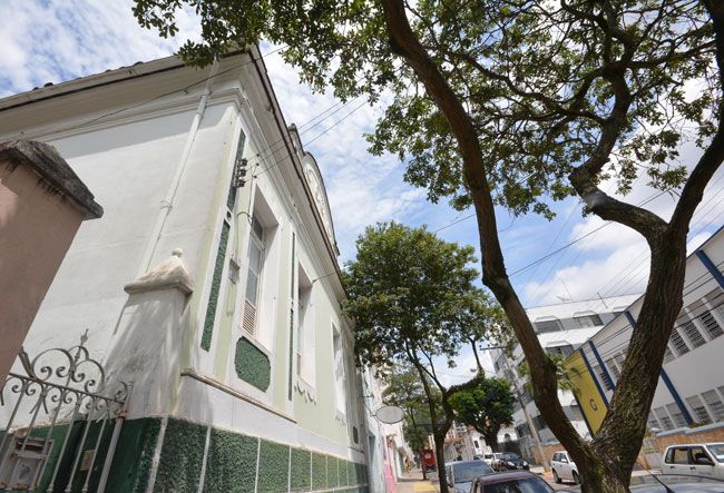 Casarão na Rua Barão de Santa Helena preocupa moradores que denunciam queda de parte do telhado e temem focos do mosquito da dengue