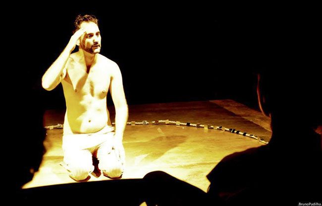 Aplausos para a arte dos palcos 2 Com atuação de Vinícius Cristóvão, Corpo Coletivo repete dobradinha com grupo 4zero4 nesta sexta