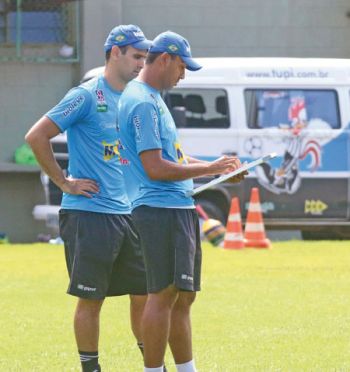 Felipe Surian conversa com seu auxiliar, Leonardo Devanir