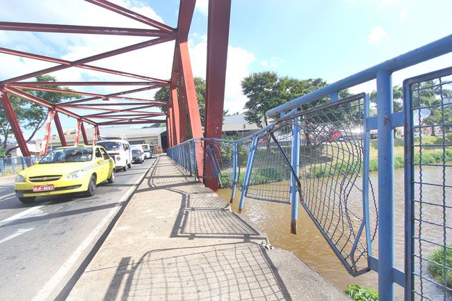 Grade com buraco na Ponte Nelson Silva, no Poço Rico