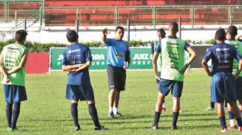 Silvio Leston Júnior comanda treino coletivo 2 Leston Júnior parou várias vezes o treinamentoFELIPE COURI/26-03-15