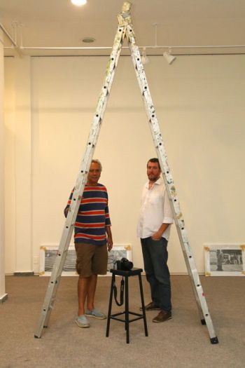 FOTOS FERNANDO PRIAMO Luis Girafa e o curador Renato Cunha durante montagem da mostra
