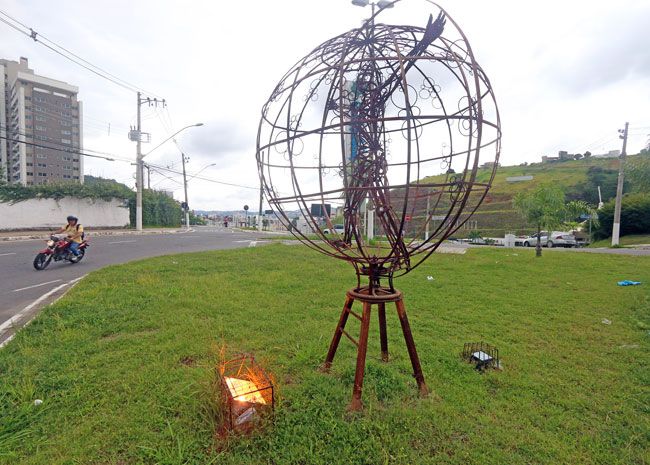 LEONARDO COSTA/09-03-15 Luz de escultura no Estrela Sul permanece acesa durante o dia