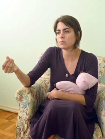Muitas vezes, no primeiro pré-natal, o médico já marca a cesárea , conforme critica a doula Carolina Duarte