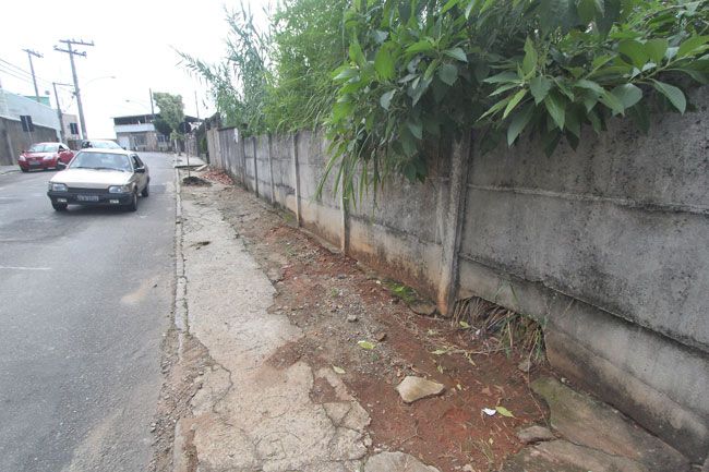Passeio sem conservação na Rua Visconde de Mauá