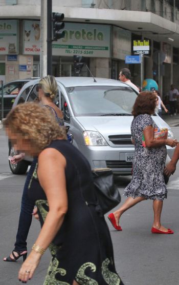 Pedestres se arriscam em meio aos carros na Floriano com Rio Branco