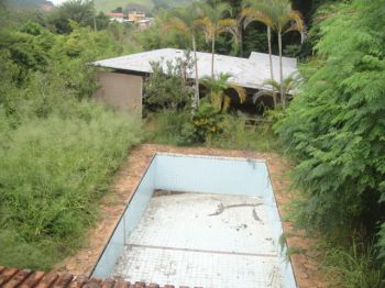 Piscina abandonada acumula água no Cruzeiro do Sul