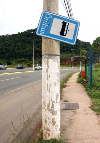 Placa tombada em poste da Deusdedith Salgado