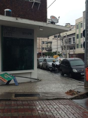 Poste de sinalização foi deixado na esquina das ruas Morais e Castro com Dom Viçoso