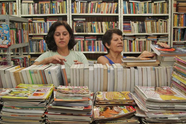 FELIPE COURI Resistência: Inahiá e sua mãe, Ivone, na Banca do Vasco, uma das mais antigas da cidade, com 53 anos