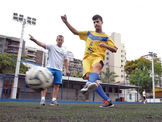 MARCELO RIBEIRO/12-03-15 Sérgio Moraes orienta Henrique Tostes durante treinamento