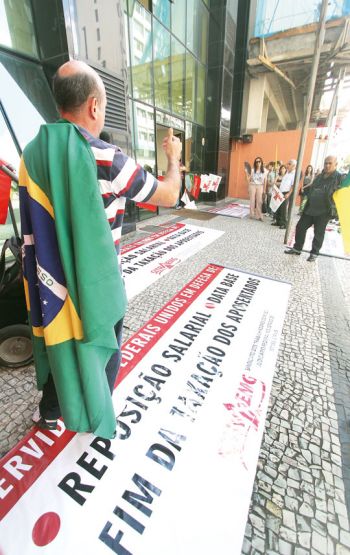 FELIPE COURI/25-03-15 Trabalhadores querem unir categoria para fazer greve geral