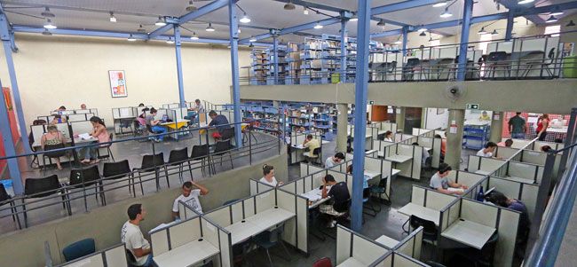 LEONARDO COSTA Usuários da Biblioteca Municipal Murilo Mendes aguardam rede de wi-fi