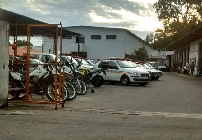Várias motos e veículos estão parados na oficina do 2º Batalhão