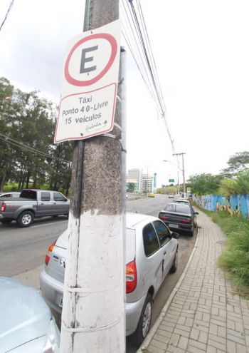 Veículos desrespeitam estacionamento de táxis na Itamar Franco