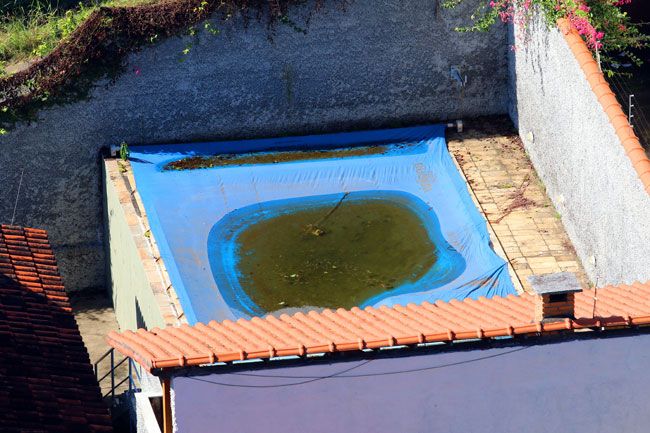 Vizinhos temem água parada sobre lona em casa no Teixeiras