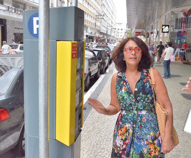 Abusos persistem em nova Área Azul 2 A usuária Elizabet Moreto encontra parquímetro com defeito na Rua Braz Bernardino e afirma que problema é recorrente (marcelo ribeiro/09-04-15)