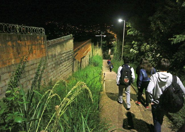 Alunos reclamam de escuridão e mato alto no escadão que liga o ICE ao anel viário (leonardo costa/10-04-15)