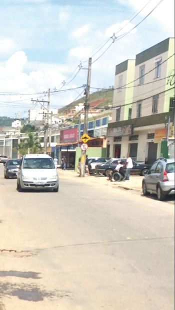 Leitores flagram carros sobre a calçada na região Central e Zona Norte 3 Cadeirante tem dificuldade para transitar no Fontesville