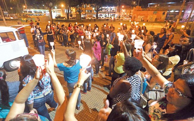 Professor avalia hoje proposta 2 Cerca de cem docentes se reuniram em vígilia na Praça Antônio Carlos (leonardo costa/06-04-15)