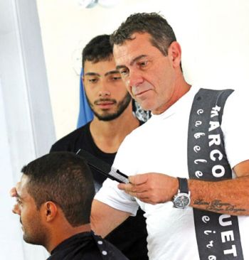 Diego e seu pai, Marco Antônio, cuidam de uma barbearia (LEONARDO COSTA/10-04-15)