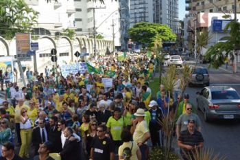 Durante o ato, a PM chegou a interditar o trânsito em alguns pontos das avenidas Itamar Franco e Rio Branco (MARCELO RIBEIRO/12-04-15)