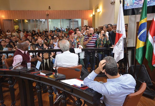 Polarização esvazia debate sobre saúde 2 Encontro ocorreu com plenário do Barbosa Lima lotado (MARCELO RIBEIRO\28-04-15)