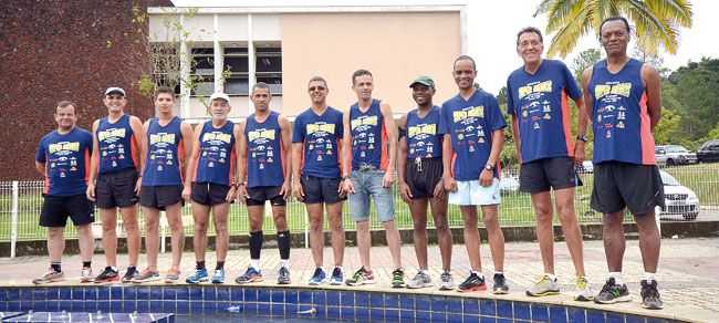 Equipe Super Amigos comemora a dedicação e o amor à corrida de rua (OLAVO PRAZERES/24-04-15)