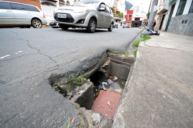 Falta a grade de proteção em equipamento localizado na Rua Tavares Bastos (OLAVO PRAZERES/09-04-15)