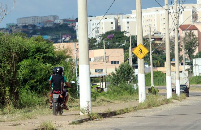 Flagrante de imprudência na Via São Pedro (fernando priamo/26-03-15)