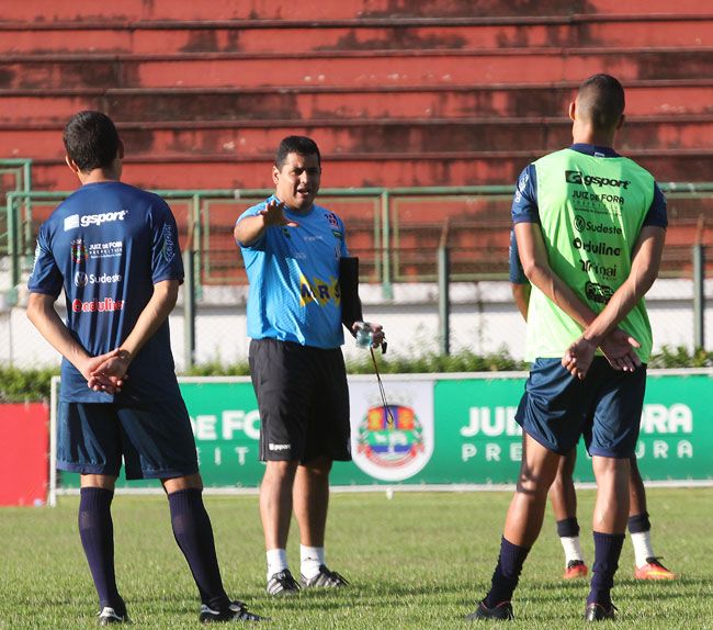 Leston não inventa 2 Leston orienta jogadores do Tupi