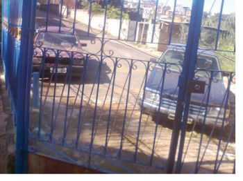 Veículos estacionados em local proibido causam transtornos 2 Moradora da Avenida Agilberto Costa afirma ficar impedida de usar a garagem da casa (Bárbara de Fátima Ramos)