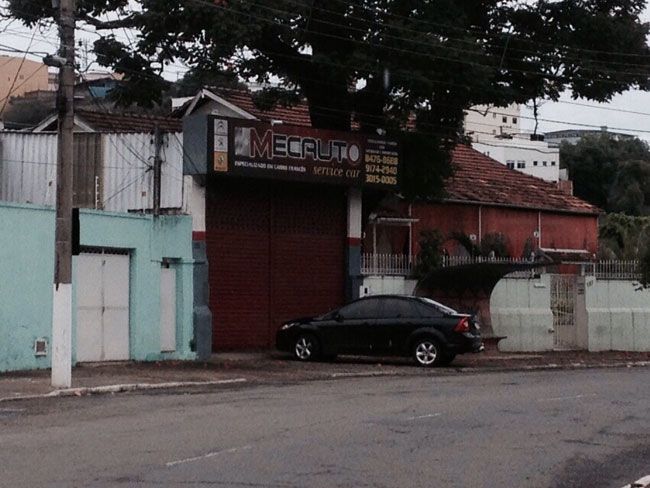 Carro estaciona em calçada no Poço Rico 2 Moradora registrou a infração na Rua Osório de Almeida
