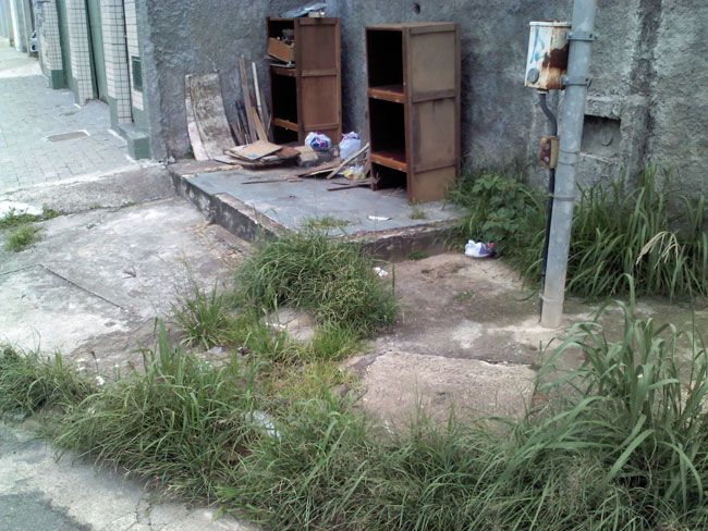 Móveis abandonados acumulam água na Rua Anne Gários