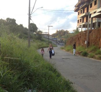 População denuncia problemas no Previdenciários 4 Na Rua Darcy Vargas, a ausência de passeio obriga pedestres a usarem a rua (Renato Augusto Neves Rabello)