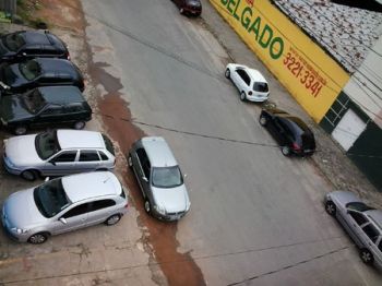 Na Rua Vila Vidal, no Jóquei, vários carros ocupam calçada (Hiram Motta)