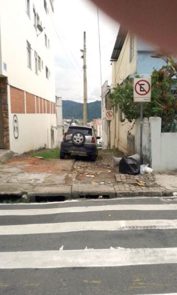 Leitores flagram carros sobre a calçada na região Central e Zona Norte 4 No Santa Catarina, veículos bloqueiam travessa