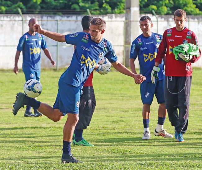 Tupi volta a campo contra o Atlético-PR 3 O lateral-esquerdo Bruno Ré é uma das novidades que o Tupi apresenta esta noite (leonardo costa/27-04-15)