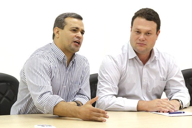 O médico Marcos Moura e o subsecretário de Vigilância em Saúde, Rodrigo Almeida, esclarecem diagnóstico (FELIPE COURI/27-04-15)
