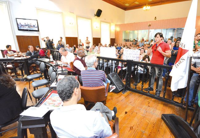 Nova lei prevê jornada para permissionários 2 Permissionários e auxiliares lotaram o plenário da Câmara (MARCELO RIBEIRO/29-04-15)
