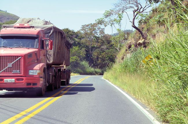 Placa que indica curva na União e Indústria não pode ser vista por condutores (Olavo Prazeres/14-04-15)