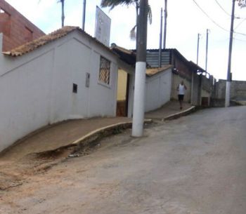 População denuncia problemas no Previdenciários 3 Postes ocupam pista de circulação de veículos na Rua Antônio Bento Vasconcelos (Hilda Teixeira de Almeida)